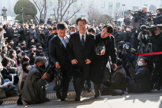 '성남FC 후원금 의혹' 사건과 관련해 더불어민주당 이재명 대표가 10일 오전 경기도 성남시 수원지방검찰청 성남지청에 피의자 신분으로 조사를 받기 위해 출석하고 있다.   [사진공동취재단]